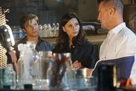MacGyver – MacGyver (Lucas Till, l.) und Jack (George Eads, r.) helfen Macs enger Freundin und Wisschenschaftlerin Frankie (Aly Michalka, M.), nachdem sie ihren eigenen Tod vorgetäuscht hat, um zu verhindern, dass jemand sie tötet, der die Veröffentlichung ihrer Forschung verhinden will ...