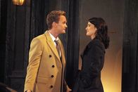 How I Met Your Mother – Als Robin (Cobie Smulders, r.) zögert, mit Nick Schluss zu machen, nimmt sich Barney (Neil Patrick Harris, l.) der Sache an ...