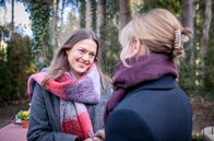 Sturm der Liebe – Katja (Isabell Stern, r. mit Katharina Scheuba, l.) hofft, dass die Entscheidung der Anteilseigner zu ihren Gunsten ausfallen wird.; ARD STURM DER LIEBE FOLGE 4275 Uhr im ERSTEN. Katja (Isabell Stern, r. mit Katharina Scheuba, l.) hofft, dass die Entscheidung der Anteilseigner zu ihren Gunsten ausfallen wird.