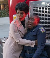 9-1-1 Notruf L.A. – L-R: Athena Grant (Angela Bassett) and Henrietta 'Hen' Wilson (Aisha Hinds)