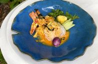 Stadt Land Kunst – In Phuket Town wird das Krabbencurry von Chefkoch Korn mit selbstgemachter Currypaste, Kokosmilch sowie Krustentieren zubereitet.
