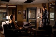 Castle – Der gewaltsame Tod von Melanie Rogers führt Beckett (Stana Katic, r.) mal wieder zu dem Mann, der für den Tod ihrer Mutter verantwortlich ist: Senator William H. Bracken (Jack Coleman, l.)
