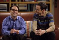 The Big Bang Theory – Als Sheldon (Jim Parsons, r.), wegen seiner Erzfeindin Leslie Winkle auch noch die gemeinsame Wohnung verlassen muss, damit Leonard (Johnny Galecki, l.) mit ihr ungestört sein kann, sinnt er auf Rache ...