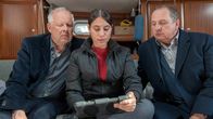 Tatort – Was hat es mit Toby Exners Verschwinden auf sich? Mila Sahin (Almila Bagriacik), Klaus Borowski (Axel Milberg, l.) und Chef Roland Schladitz (Thomas Kügel, r.) ermitteln als Team.