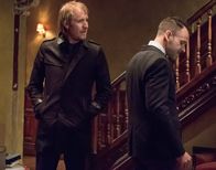 Elementary – Ein Schock für die Brüder Sherlock (Jonny Lee Miller, r.) und Mycroft Holmes (Rhys Ifans, l.): Watson ist von der französischen Verbrecherorganisation "Le Milieu" entführt worden. Die schlimme Lage zwingt die beiden zusammenzuarbeiten ...