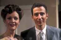 Oppenheimer – Kitty Oppenheimer (Jana Shelden, l.); Robert Oppenheimer (Sam Waterston, r.)