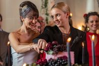 Killing Eve – Auch Villanelle (Jodie Comer, r.) hat ihr Leben nach den Ereignissen in Rom komplett auf den Kopf gestellt. Sie stürzt sich Hals über Kopf in eine neue Beziehung mit Maria (Carmen Montero, l.). Doch das Glück hält nicht lange an.