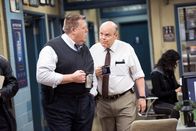 Brooklyn Nine-Nine – Scully (Joel McKinnon Miller, l.); Hitchcock (Dirk Blocker, r.)