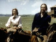 Der weiße Sohn der Sioux – Als elf-jähriger Junge wird Warbonnet (Charlton Heston, r.) von einem Indianerstamm aufgenommen. Als er sich jedoch in die Weiße Tally (Susan Morrow, l.) verliebt, ergeben sich große Komplikationen ...