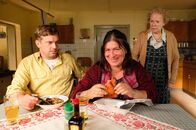 Leberkäsjunkie – L-R: Franz Eberhofer (Sebastian Bezzel), Mooshammer Liesl (Eva Mattes), Oma Eberhofer (Enzi Fuchs).