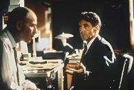Glengarry Glen Ross – Gestern Kollegen, heute Konkurrenten: Die Immobilienmakler George Aaronow (Alan Arkin, l.) und Ricky Roma (Al Pacino, r.) erfahren, dass von vier Mitarbeitern zwei gefeuert werden ...