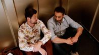 Rote Rosen – Julius (Jan Stapelfeldt) und Mo (Yunus Cumartpay) bleiben zusammen im Hotelfahrstuhl stecken.