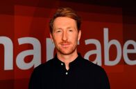 Hart aber fair – Moderator von ‚Äûhart aber fair‚Äú (WDR f√ºr Das Erste) wird Louis Klamroth (32). Frank Plasberg verabschiedet sich Ende November 2022 nach dann insgesamt knapp 750 Sendungen von den ‚Äûhart aber fair‚Äú-Zuschauer:innen. Louis Klamroth (Bild) wird ‚Äûhart aber fair‚Äú erstmals im Januar 2023 pr√§sentieren.