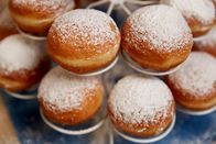 Schmatzo – Krapfen mit Marillenmarmelade und Vanillefüllung.