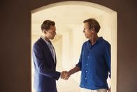 The Night Manager – Jonathan Pine (Tom Hiddleston, l.) hat es geschafft: Der Waffenhändler Richard Roper (Hugh Laurie, r.) vertraut dem Undercover-Agenten.