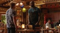 Magnum P.I. – Orville 'Rick' Wright (Zachary Knighton, l.) und Noah (Deontay Wilder)
