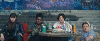 Derby Girl – v.r.) und Mother Blocker (Sophie-Marie Larrouy, r.) machen sich über Lola lustig, die einen Joint geraucht hat und nun high vor ihnen tanzt.