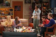 The Big Bang Theory – Mit seinem Überraschungs-Krimi-Dinner macht Raj (Kunal Nayyar, M.) seinen Freunden Bernadette (Melissa Rauch, l.), Amy (Mayim Bialik, 2.v.l.), Leonard (Johnny Galecki, 2.v.r.) und Penny (Kaley Cuoco, r.) keine Freude ...