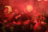 How I Met Your Mother – Sind gespannt, was sich Barney (Neil Patrick Harris, 2.v.r.) für die Junggesellenparty hat einfallen lassen: Ted (Josh Radnor, l.), Marshall (Jason Segel, 2.v.l.) und Stuart (Matt Boren, r.) ...