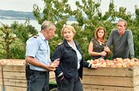 WaPo Bodensee – Nele (Floriane Daniel, r.) und ihr neuer Kollege Paul Schott (Tim Wilde, l.) ermitteln auf der Streuobstplantage von Vera (Fiona Coors, im HG l.) und Fred Romberg (Jochen Nickel, im HG r.).