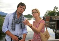 Utta Danella: Wachgeküsst – Marie (Mira Bartuschek) zeigt dem netten Fotografen Niklas (Kai Schumann) die Sehenswürdigkeiten der Gegend.