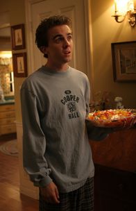 Malcolm mittendrin – Ausgerechnet an Halloween ist Malcolm (Frankie Muniz) krank und kann nicht mit seinen Brüdern losziehen ...
