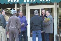 Modern Family – Jay Pritchett (Ed O'Neill, 3.v.l.), Shorty (Chazz Palminteri, 2.v.r.), Cameron Tucker (Eric Stonestreet, r.)