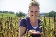 Heimatküche – Gastgeberin Linda Kelly vom Dreigenerationenhof in Herdwangen-Schönach. Auf dem Hof hat Linda Kelly Süßlupinen für sich entdeckt - eine regionale Hülsenfrucht. Daraus stellt sie eine Vielzahl von Produkten her u.a. Nudeln und Kaffee.