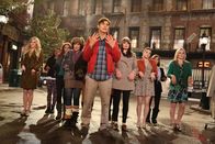 Two and a Half Men – In seiner Fantasie durchlebt Walden (Ashton Kutcher, vorne) seine Zeit mit Kate als Darsteller in einem Musical ....