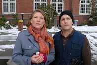Die Pfefferkörner – Schulleiterin Marlies Schröder-Hartmann (Katharina Schütz) und Hausmeister Antonio Pellicano (Orazio Zambelletti) sind fassungslos: Pizza auf dem Schulhof war nicht abgesprochen!