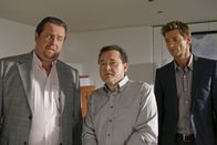 Die Rosenheim-Cops – Der Leiter der Seniorenresidenz, Klaus Niebrod (Wolfgang Pregler, m.), steht den Kommissaren Florian Prantl (Andreas Giebel, l.) und Sven Hansen (Igor Jeftic, r.) Rede und Antwort.
