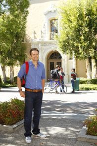 Community – Jeff (Joel McHale) übt sich ganz im Motto seines neuen Kursleiters und genießt den Tag in vollen Zügen ...