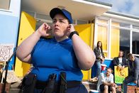The Outlaws – Auf dem Protest für das Community Center hätte Diane (Jessica Gunning, l.) besser die Finger von den Brownies gelassen.