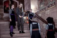 Eine lausige Hexe – Während die liebestrunkenen Lehrerinnen alle hinter Alberto Braunweber her sind, beschäftigt die drei Schwestern Esther, Esmeralda und Sybille (Jenny Richardson, Miriam Petche und Trixie Hyde von links nach rechts) ein Geheimnis im obersten Turmzimmer. Sybilles Freundinnen Clarissa (Kitty Slack links vorne) und Beatrix (Ynez Williams, rechts vorne) wissen nicht, was sie davon halten sollen.