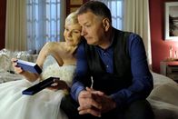 In aller Freundschaft – Kathrin Globisch (Andrea Kathrin Loewig) hat Roland Heilmann (Thomas Rühmann) gebeten, ihr Trauzeuge zu sein. Etwas unsicher aber aus tiefem Herzen, übernimmt Roland diese Aufgabe. Beim Aussuchen des Hochzeitskleides ist er leider keine große Hilfe, aber das hat Kathrin auch nicht erwartet. Doch als Roland ihr eine Brosche seiner verstorbenen Frau Pia für die Hochzeit leiht, schwelgen beide in schönen Erinnerungen.