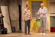 Heißmann + Rassau – Basti (Martin Rassau) ist gar nicht damit einverstanden, dass sein Nachbar Hazan (Volker Heißmann) nun jederzeit in seiner Wohnung auftauchen kann.