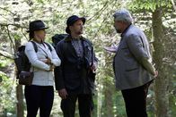 Die Rosenheim-Cops – Kommissar Stadler (Dieter Fischer, r.) befragt den Waldbesitzer Rupert von Haselbach (Stefan Voglhuber, M.) und dessen Verlobte Heidrun von dem Weiher (Ines Hollinger, l.) zum aktuellen Mordfall.