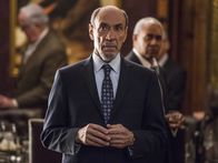 Homeland – Ist zusammen mit Saul dafür zuständig, die neugewählte Präsidentin Elizabeth Keane zu briefen: Dar Adal (F. Murray Abraham) ...