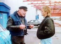MacGyver – MacGyver (Richard Dean Anderson, r.) will dem ehemaligen Häftling Dent (Dick Butkus, l.) eine Chance geben.