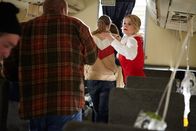 Mayday - Alarm im Cockpit – Flugbegleiterin Wendy Kroon (gespielt von Lindsey Fraiser) führt die Passagiere von Reeve Aleutian Airways Flug 8 nach einer Notlandung mit hoher Geschwindigkeit in Anchorage, Alaska. Die Lockheed Elektra wurde fast flugunfähig, nachdem sich einer der vier Propeller des Flugzeugs gelöst und ein Loch in den Rumpf gerissen hatte. Trotz der Beschädigung des Flugzeugs gelang es den Piloten, das Flugzeug auf der Landebahn zum Stehen zu bringen. Es gelang ihnen jedoch nicht, das Flugzeug zum Stehen zu bringen, bevor es von der Landebahn abkam und in einen Graben stürzte. Da Brandgefahr besteht, muss die Kabinenbesatzung alle Passagiere so schnell wie möglich aus dem Flugzeug bringen.