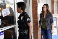 9-1-1 Notruf L.A. – Athena Grant (Angela Bassett, l.); Maddie Kendall (Jennifer Love Hewitt, r.)