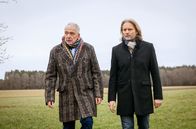 Sturm der Liebe – André (Joachim Lätsch, l.) erklärt Michael (Erich Altenkopf, r.), dass er zu Bettina fahren wird.