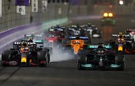 Formel 1: Großer Preis von Bahrain – Max Verstappen of the Netherlands driving the (33) Red Bull Racing RB16B Honda and Lewis Hamilton of Great Britain driving the (44) Mercedes AMG Petronas F1 Team Mercedes W12 battle for track position at the restart during the F1 Grand Prix of Saudi Arabia at Jeddah Corniche Circuit on December 05, 2021 in Jeddah, Saudi Arabia.