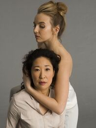 Killing Eve – Eve ( Sandra Oh, l.); Villanelle (Jodie Comer, r.)