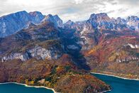 Bergwelten – In den Brenta-Dolomiten leben Braunbären in unmittelbarer Nähe zu Menschen und gewähren seltene Einblicke in ihr Verhalten. Im Mittelpunkt steht Horst Eberhöfer, der sich vom Wilderer zum Tierfotografen wandelt und über Jahre hinweg einzigartige Aufnahmen dieser Tiere macht. Aus der Begegnung von Kameramann Marco Polo und Regisseur Markus Frings entstand ein Film, der beeindruckende Naturaufnahmen mit dem Zusammenleben von Mensch und Bär verbindet.