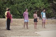 Death in Paradise – Eine traurige Angelegenheit am Strand: Diana Watson (Frances Barber, l.), Mike Watson (Robert Pugh, 2.v.l.), Adam Fairs (Luke Allen-Gale, M.), Sally Watson (Alice Henley, 2.v.r.) und Darren Moore (Matt di Angelo, r.) nehmen Abschied.