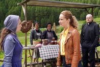 Der Bozen-Krimi – Unter Beobachtung von Franz de Billio (Oliver Stokowski, re.): Helena Egger (Annalena Hochgruber, li.) wird von Sonja Schwarz (Chiara Schoras, 2.v.r.) befragt.