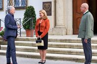 Die Rosenheim-Cops – Polizeidirektor Achtziger (Alexander Duda, r.) und Marie (Karin Thaler, M.) begrüßen den Impresario Claus Willenborg (Holger Gotha, l.) an der Musikakademie.