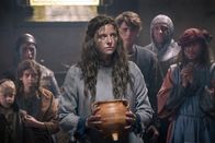 Der süße Brei – Der Topf, der süßen Brei kocht, könnte viele hungrige Münder füllen. Im Vordergrund Jolanthe (Svenja Jung), im Hintergrund ihre Geschwister Simon (Benjamin Ahrens) und Hedwig (Mariella Aumann) sowie Veit von Hammerlitz (Merlin Rose), Hauptmann Lenhart (Marko Dyrlich) und Lars Rudolph als Balduin.