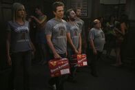 It's Always Sunny in Philadelphia – Dee (Kaitlin, Olson, l.), Dennis (Glenn Howerton, 2.v.l.), Charlie (Charlie Day, M.), Mac (Rob McElhenney, 2.v.r.) und Frank (Danny DeVito, r.) treten im Becherschnippen gegen ihren alten Feind an ...